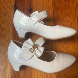 Girls 13.5 Shiny White Heeled Dress Shoes with Bow and Rhinestones, Worn Twice